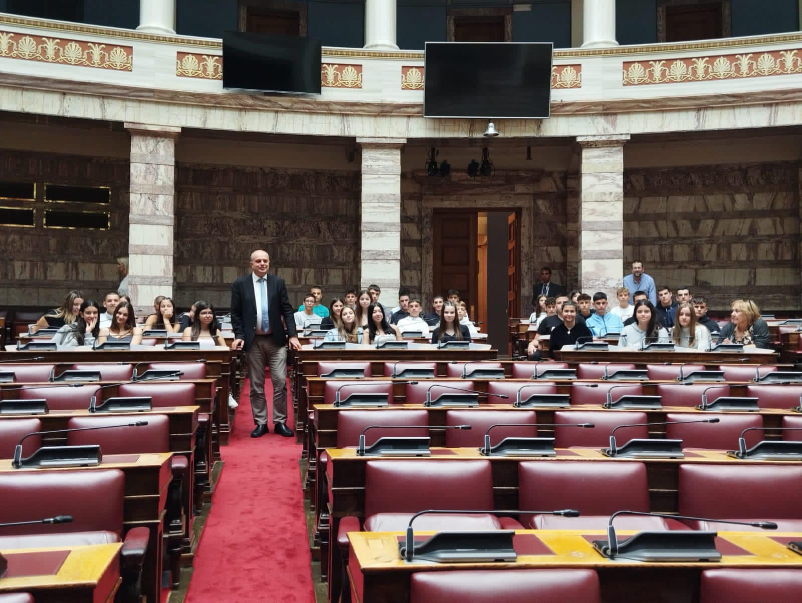 Η Γ΄ τάξη του 15ου Γυμνάσιου Λάρισας στην Βουλή των Ελλήνων